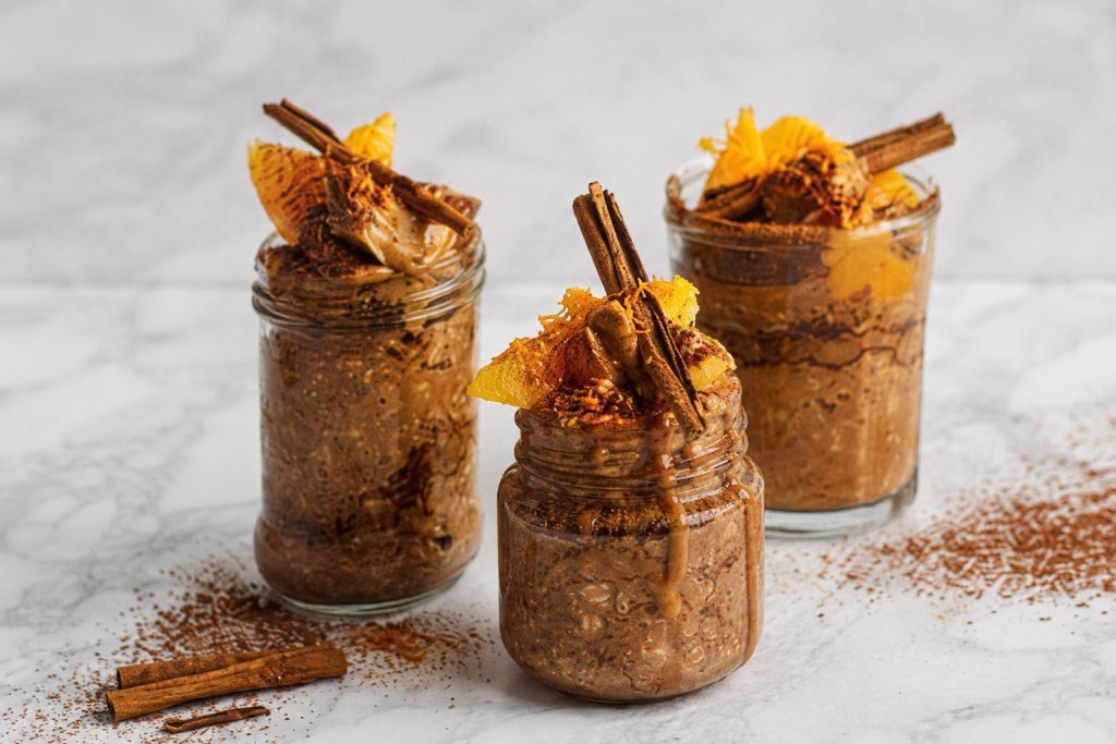 Desayuno de avena, cacao y naranja tipo overnight oats saludable preparado por una dietista integrativa en Bilbao.