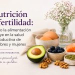 Alimentos saludables relacionados con la fertilidad y la salud hormonal, como salmón, aguacate, huevos, frutos secos y arándanos. Nutrición integrativa para hombres y mujeres online y en Bilbao.
