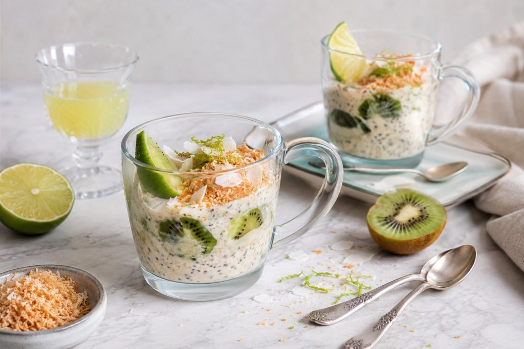 Overnight oats de coco, lima y kiwi preparados en vaso de cristal, desayuno saludable rico en fibra elaborado por Dietista Integrativa online y en bilbao