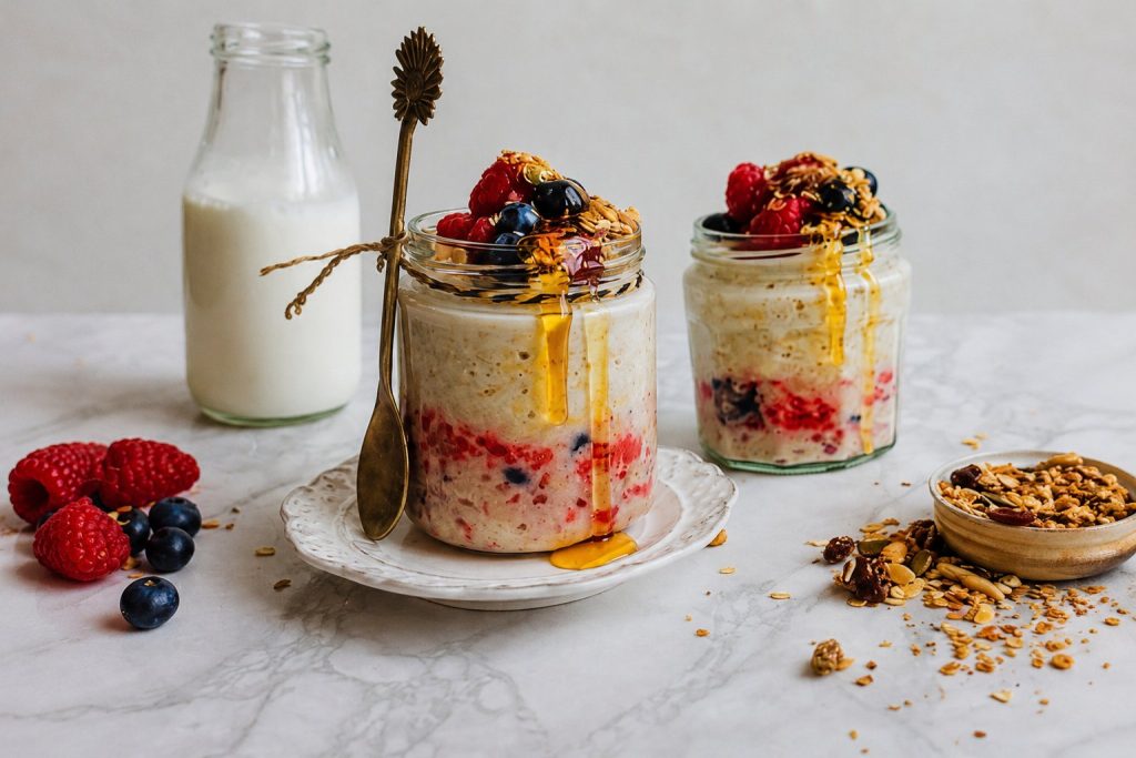 Overnight oats de frutos rojos y vainilla en tarro de cristal, desayuno saludable rico en fibra