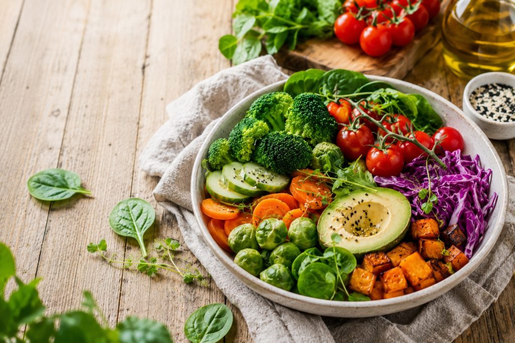 Verduras variadas y frescas en un bol para una alimentación saludable y equilibrada
