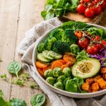 Verduras variadas y frescas en un bol para una alimentación saludable y equilibrada