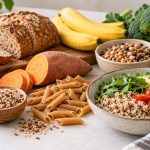 Alimentos ricos en carbohidratos como pan integral, avena, legumbres, pasta, arroz, patata y boniato.